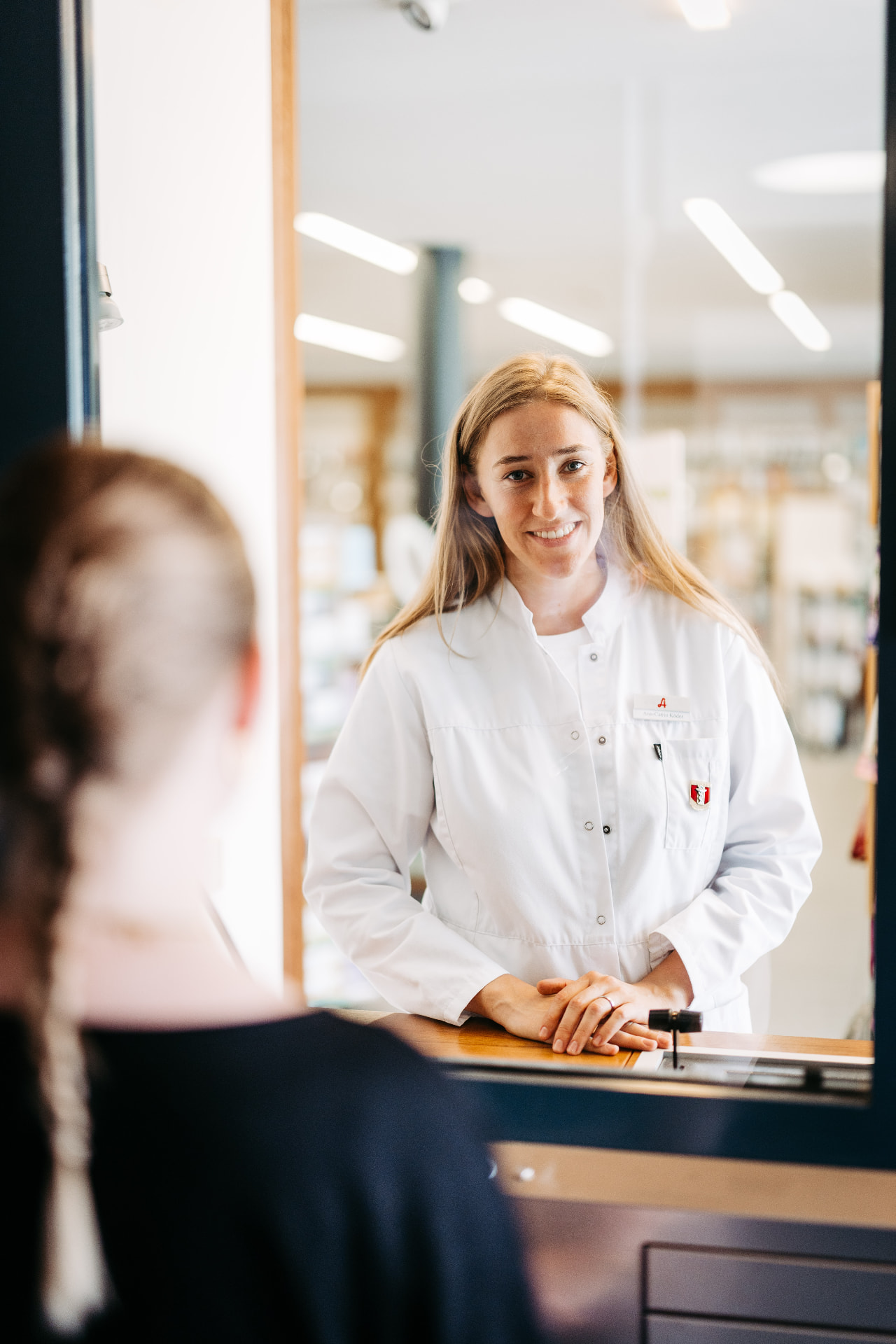Beratung am Schalter der Columban Apotheke