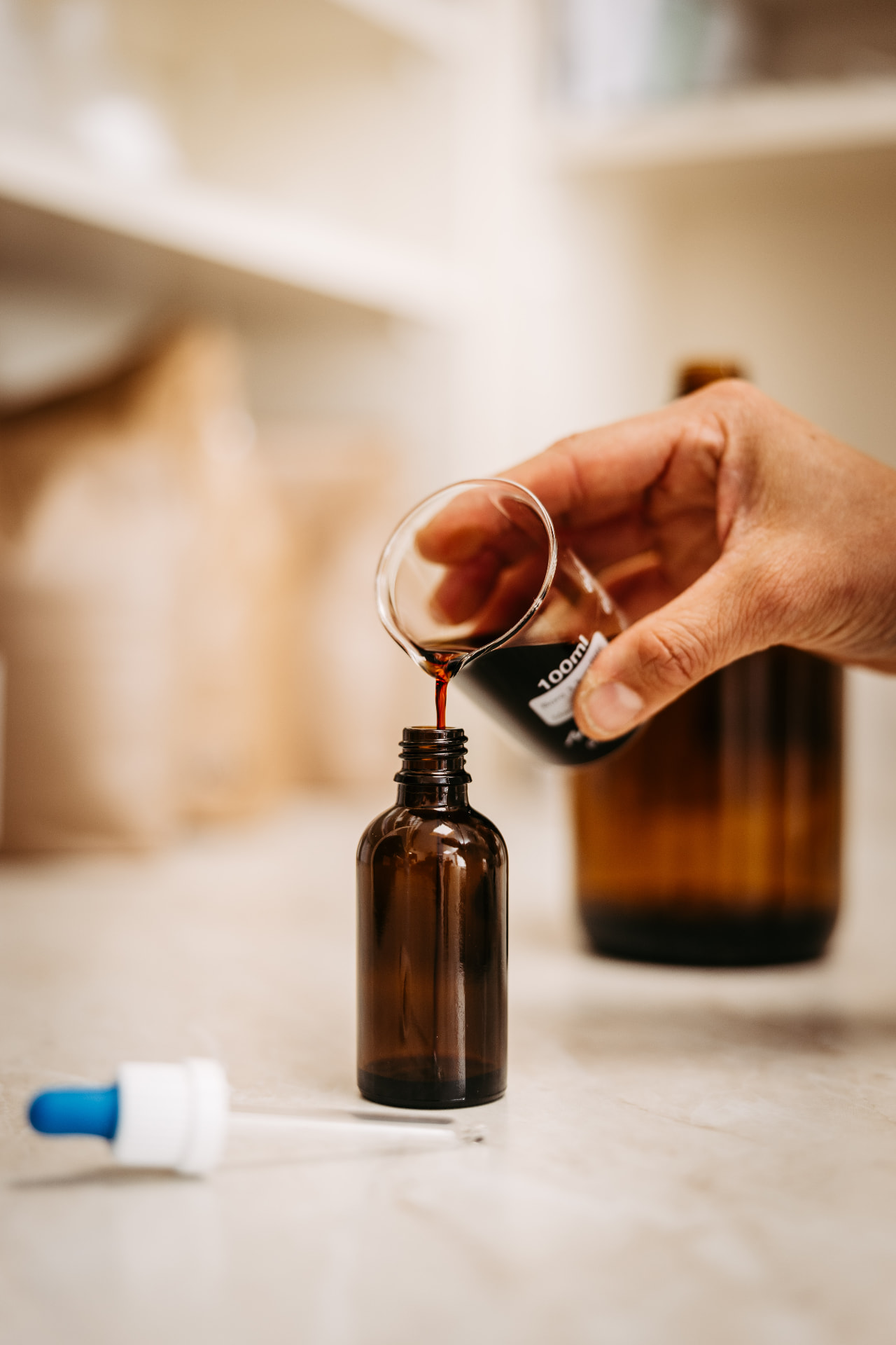 Herstellung einer Tinktur in der Columban Apotheke