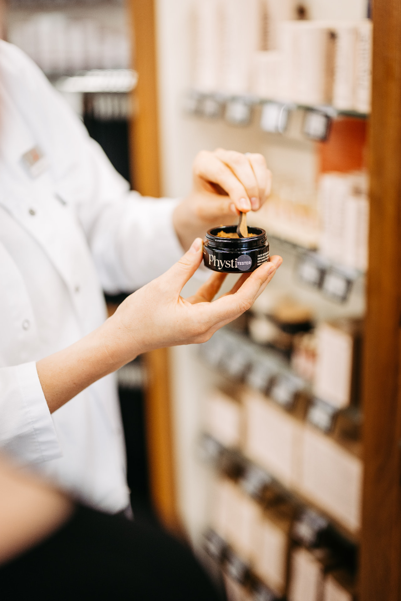 Naturkosmetik-Tester in der Apotheke
