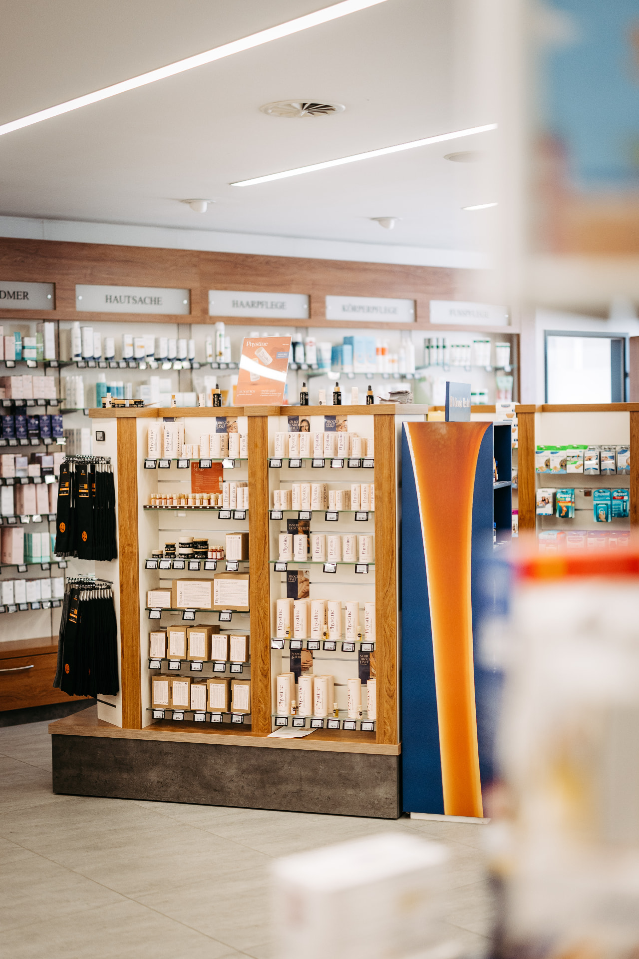 Kosmetikregal in der Columban Apotheke